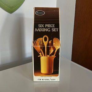 NIB Plastic Vintage Mixing Set